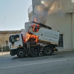 mezzo della Sangalli avvolto dalle fiamme