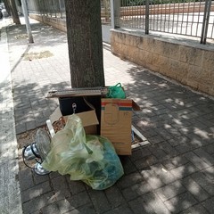 In via Piero della Francesca una piccola discarica a cielo aperto