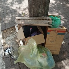 In via Piero della Francesca una piccola discarica a cielo aperto