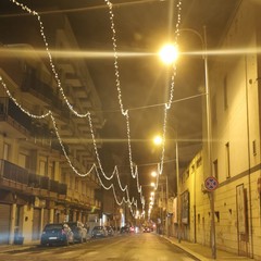 luci di Natale ancora accese sulle pubbliche vie