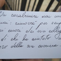fiori davanti alla Caserma dei Carabinieri