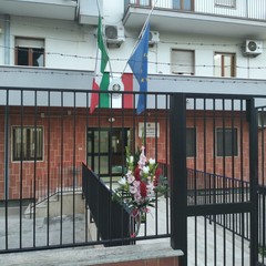 fiori davanti alla Caserma dei Carabinieri