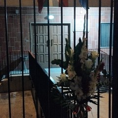 fiori davanti alla Caserma dei Carabinieri