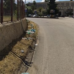 Strada provinciale invasa dai rifiuti