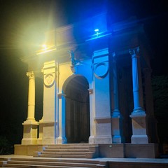 Monumento ai Caduti colorato di giallo e blu in onore dell'Ucraina