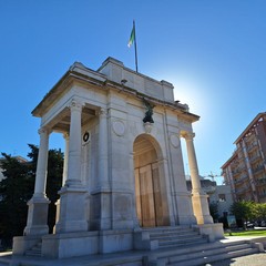 sul Monumento ai Caduti sventola uno misero straccio
