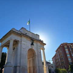 sul Monumento ai Caduti sventola uno misero straccio