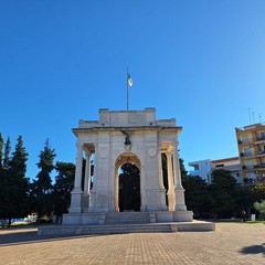 sul Monumento ai Caduti sventola uno misero straccio