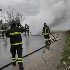 auto s'incendia sulla rampa della S.P. 2