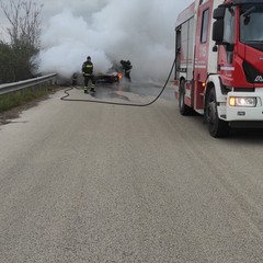 auto s'incendia sulla rampa della S.P. 2