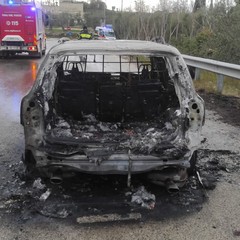 auto s'incendia sulla rampa della S.P. 2