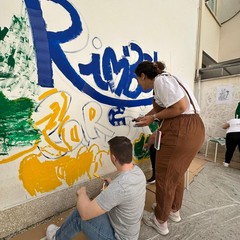 Al lavoro sul murale "Rimbellarsi"