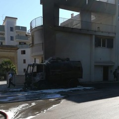 mezzo della Sangalli avvolto dalle fiamme