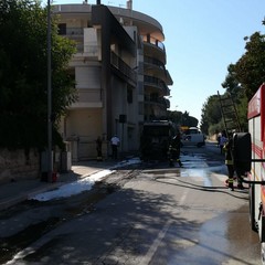mezzo della Sangalli avvolto dalle fiamme