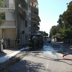 mezzo della Sangalli avvolto dalle fiamme