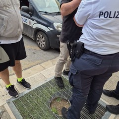 Anziana cade in buca sul marciapiede mentre passeggia con il suo nipotino