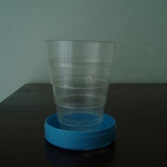 Il “bicchiere telescopico”: un modo utile e semplice per ridurre l’uso della plastica