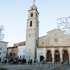 La processione dei Santi patroni, San Riccardo e della Madonna dei Miracoli per le vie cittadine