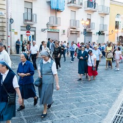 La processione dei Santi patroni, San Riccardo e della Madonna dei Miracoli per le vie cittadine