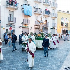 La processione dei Santi patroni, San Riccardo e della Madonna dei Miracoli per le vie cittadine