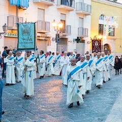 La processione dei Santi patroni, San Riccardo e della Madonna dei Miracoli per le vie cittadine