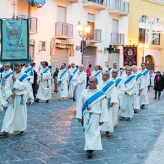 La processione dei Santi patroni, San Riccardo e della Madonna dei Miracoli per le vie cittadine
