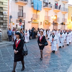 La processione dei Santi patroni, San Riccardo e della Madonna dei Miracoli per le vie cittadine