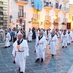 La processione dei Santi patroni, San Riccardo e della Madonna dei Miracoli per le vie cittadine