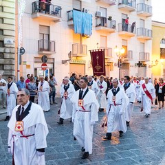 La processione dei Santi patroni, San Riccardo e della Madonna dei Miracoli per le vie cittadine