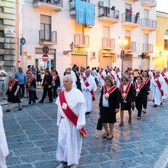 La processione dei Santi patroni, San Riccardo e della Madonna dei Miracoli per le vie cittadine