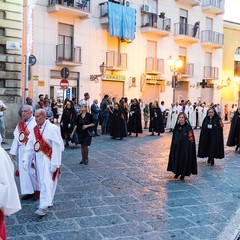 La processione dei Santi patroni, San Riccardo e della Madonna dei Miracoli per le vie cittadine