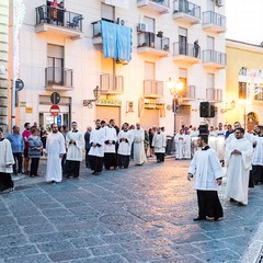 La processione dei Santi patroni, San Riccardo e della Madonna dei Miracoli per le vie cittadine