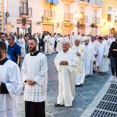 La processione dei Santi patroni, San Riccardo e della Madonna dei Miracoli per le vie cittadine
