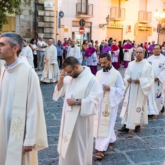 La processione dei Santi patroni, San Riccardo e della Madonna dei Miracoli per le vie cittadine