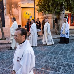 La processione dei Santi patroni, San Riccardo e della Madonna dei Miracoli per le vie cittadine