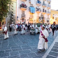 La processione dei Santi patroni, San Riccardo e della Madonna dei Miracoli per le vie cittadine