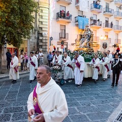 La processione dei Santi patroni, San Riccardo e della Madonna dei Miracoli per le vie cittadine