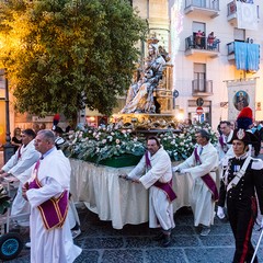 La processione dei Santi patroni, San Riccardo e della Madonna dei Miracoli per le vie cittadine