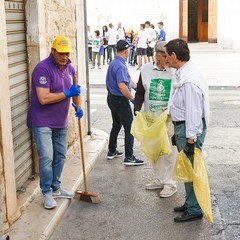 Un’azione di pulizia dell’Associazione 3 Place di Andria insieme ai volontari della Parrocchia Gesù Crocifisso