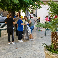 Un’azione di pulizia dell’Associazione 3 Place di Andria insieme ai volontari della Parrocchia Gesù Crocifisso
