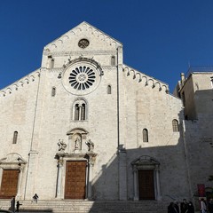 Ieri pomeriggio, 16 marzo si è svolta a Bari nella Basilica di San Nicola il tradizionale Sacro rito della Via Crucis dei Cavalieri e Dame del Santo Sepolcro di Gerusalemme. La Via Crucis è stata presieduta da S.E. Rev.ma Grand’Uff. Mons. Giuseppe Satriano Arcivescovo Metropolita di Bari-Bitonto e Gran Priore di Luogotenenza insieme a Don Carmine Ladogana, Cerimoniere Ecclesiastico e Canonico Onorario della Basilica del Santo Sepolcro, alla presenza di S.E. Cav. di Gr. Cr. Prof. Notaio Ferdinando Parente Luogotenente per l’Italia Meridionale Adriatica dell’Ordine Equestre del Santo Sepolcro