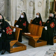 Ieri pomeriggio, 16 marzo si è svolta a Bari nella Basilica di San Nicola il tradizionale Sacro rito della Via Crucis dei Cavalieri e Dame del Santo Sepolcro di Gerusalemme. La Via Crucis è stata presieduta da S.E. Rev.ma Grand’Uff. Mons. Giuseppe Satriano Arcivescovo Metropolita di Bari-Bitonto e Gran Priore di Luogotenenza insieme a Don Carmine Ladogana, Cerimoniere Ecclesiastico e Canonico Onorario della Basilica del Santo Sepolcro, alla presenza di S.E. Cav. di Gr. Cr. Prof. Notaio Ferdinando Parente Luogotenente per l’Italia Meridionale Adriatica dell’Ordine Equestre del Santo Sepolcro
