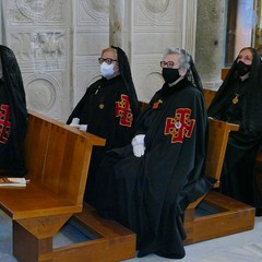 Ieri pomeriggio, 16 marzo si è svolta a Bari nella Basilica di San Nicola il tradizionale Sacro rito della Via Crucis dei Cavalieri e Dame del Santo Sepolcro di Gerusalemme. La Via Crucis è stata presieduta da S.E. Rev.ma Grand’Uff. Mons. Giuseppe Satriano Arcivescovo Metropolita di Bari-Bitonto e Gran Priore di Luogotenenza insieme a Don Carmine Ladogana, Cerimoniere Ecclesiastico e Canonico Onorario della Basilica del Santo Sepolcro, alla presenza di S.E. Cav. di Gr. Cr. Prof. Notaio Ferdinando Parente Luogotenente per l’Italia Meridionale Adriatica dell’Ordine Equestre del Santo Sepolcro