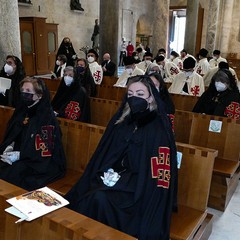 Ieri pomeriggio, 16 marzo si è svolta a Bari nella Basilica di San Nicola il tradizionale Sacro rito della Via Crucis dei Cavalieri e Dame del Santo Sepolcro di Gerusalemme. La Via Crucis è stata presieduta da S.E. Rev.ma Grand’Uff. Mons. Giuseppe Satriano Arcivescovo Metropolita di Bari-Bitonto e Gran Priore di Luogotenenza insieme a Don Carmine Ladogana, Cerimoniere Ecclesiastico e Canonico Onorario della Basilica del Santo Sepolcro, alla presenza di S.E. Cav. di Gr. Cr. Prof. Notaio Ferdinando Parente Luogotenente per l’Italia Meridionale Adriatica dell’Ordine Equestre del Santo Sepolcro
