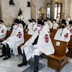 Ieri pomeriggio, 16 marzo si è svolta a Bari nella Basilica di San Nicola il tradizionale Sacro rito della Via Crucis dei Cavalieri e Dame del Santo Sepolcro di Gerusalemme. La Via Crucis è stata presieduta da S.E. Rev.ma Grand’Uff. Mons. Giuseppe Satriano Arcivescovo Metropolita di Bari-Bitonto e Gran Priore di Luogotenenza insieme a Don Carmine Ladogana, Cerimoniere Ecclesiastico e Canonico Onorario della Basilica del Santo Sepolcro, alla presenza di S.E. Cav. di Gr. Cr. Prof. Notaio Ferdinando Parente Luogotenente per l’Italia Meridionale Adriatica dell’Ordine Equestre del Santo Sepolcro