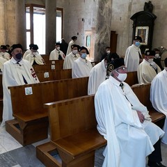 Ieri pomeriggio, 16 marzo si è svolta a Bari nella Basilica di San Nicola il tradizionale Sacro rito della Via Crucis dei Cavalieri e Dame del Santo Sepolcro di Gerusalemme. La Via Crucis è stata presieduta da S.E. Rev.ma Grand’Uff. Mons. Giuseppe Satriano Arcivescovo Metropolita di Bari-Bitonto e Gran Priore di Luogotenenza insieme a Don Carmine Ladogana, Cerimoniere Ecclesiastico e Canonico Onorario della Basilica del Santo Sepolcro, alla presenza di S.E. Cav. di Gr. Cr. Prof. Notaio Ferdinando Parente Luogotenente per l’Italia Meridionale Adriatica dell’Ordine Equestre del Santo Sepolcro