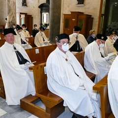 Ieri pomeriggio, 16 marzo si è svolta a Bari nella Basilica di San Nicola il tradizionale Sacro rito della Via Crucis dei Cavalieri e Dame del Santo Sepolcro di Gerusalemme. La Via Crucis è stata presieduta da S.E. Rev.ma Grand’Uff. Mons. Giuseppe Satriano Arcivescovo Metropolita di Bari-Bitonto e Gran Priore di Luogotenenza insieme a Don Carmine Ladogana, Cerimoniere Ecclesiastico e Canonico Onorario della Basilica del Santo Sepolcro, alla presenza di S.E. Cav. di Gr. Cr. Prof. Notaio Ferdinando Parente Luogotenente per l’Italia Meridionale Adriatica dell’Ordine Equestre del Santo Sepolcro