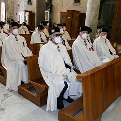 Ieri pomeriggio, 16 marzo si è svolta a Bari nella Basilica di San Nicola il tradizionale Sacro rito della Via Crucis dei Cavalieri e Dame del Santo Sepolcro di Gerusalemme. La Via Crucis è stata presieduta da S.E. Rev.ma Grand’Uff. Mons. Giuseppe Satriano Arcivescovo Metropolita di Bari-Bitonto e Gran Priore di Luogotenenza insieme a Don Carmine Ladogana, Cerimoniere Ecclesiastico e Canonico Onorario della Basilica del Santo Sepolcro, alla presenza di S.E. Cav. di Gr. Cr. Prof. Notaio Ferdinando Parente Luogotenente per l’Italia Meridionale Adriatica dell’Ordine Equestre del Santo Sepolcro
