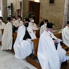 Ieri pomeriggio, 16 marzo si è svolta a Bari nella Basilica di San Nicola il tradizionale Sacro rito della Via Crucis dei Cavalieri e Dame del Santo Sepolcro di Gerusalemme. La Via Crucis è stata presieduta da S.E. Rev.ma Grand’Uff. Mons. Giuseppe Satriano Arcivescovo Metropolita di Bari-Bitonto e Gran Priore di Luogotenenza insieme a Don Carmine Ladogana, Cerimoniere Ecclesiastico e Canonico Onorario della Basilica del Santo Sepolcro, alla presenza di S.E. Cav. di Gr. Cr. Prof. Notaio Ferdinando Parente Luogotenente per l’Italia Meridionale Adriatica dell’Ordine Equestre del Santo Sepolcro