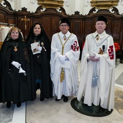 Ieri pomeriggio, 16 marzo si è svolta a Bari nella Basilica di San Nicola il tradizionale Sacro rito della Via Crucis dei Cavalieri e Dame del Santo Sepolcro di Gerusalemme. La Via Crucis è stata presieduta da S.E. Rev.ma Grand’Uff. Mons. Giuseppe Satriano Arcivescovo Metropolita di Bari-Bitonto e Gran Priore di Luogotenenza insieme a Don Carmine Ladogana, Cerimoniere Ecclesiastico e Canonico Onorario della Basilica del Santo Sepolcro, alla presenza di S.E. Cav. di Gr. Cr. Prof. Notaio Ferdinando Parente Luogotenente per l’Italia Meridionale Adriatica dell’Ordine Equestre del Santo Sepolcro